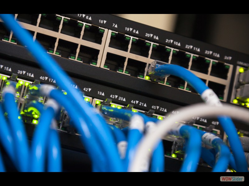 Okablowanie strukturalne tworzy infrastrukturę teleinformatyczną, a więc swego rodzaju krwioobieg sieci w danym budynku. To właśnie dzięki kablom możliwa jest komunikacja między poszczególnymi urządzeniami, dlatego ich jakość, rozłożenie oraz łatwy dostęp jest jednym z najważniejszych elementów, które decydują o niezawodności całej sieci.